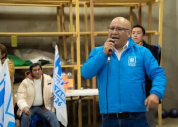 VECINOS DE LA VICTORIA PIDEN CULMINAR DRENAJE PLUVIAL, DESAGÜE, PISTAS Y VEREDAS DURANTE RECORRIDO DE RAFAEL MEZA