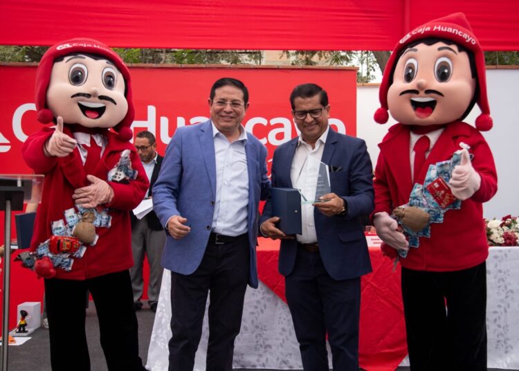 Caja Huancayo reafirma compromiso social con comunidades afectadas y familias que más lo necesitan