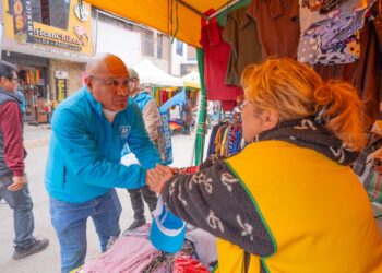 RAFAEL MEZA LLEGÓ A LA FERIA LOS AMAUTAS DE JUSTICIA, PAZ Y VIDA PARA PRESENTAR SU PROPUESTA DE TRABAJO