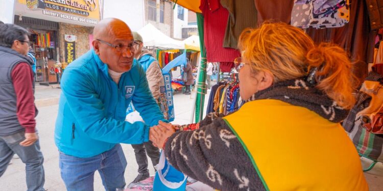 RAFAEL MEZA LLEGÓ A LA FERIA LOS AMAUTAS DE JUSTICIA, PAZ Y VIDA PARA PRESENTAR SU PROPUESTA DE TRABAJO