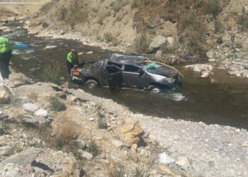 Camioneta cae al río Shullcas y deja una persona fallecida en la ruta hacia Acopalca