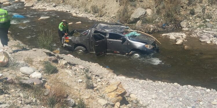 Camioneta cae al río Shullcas y deja una persona fallecida en la ruta hacia Acopalca