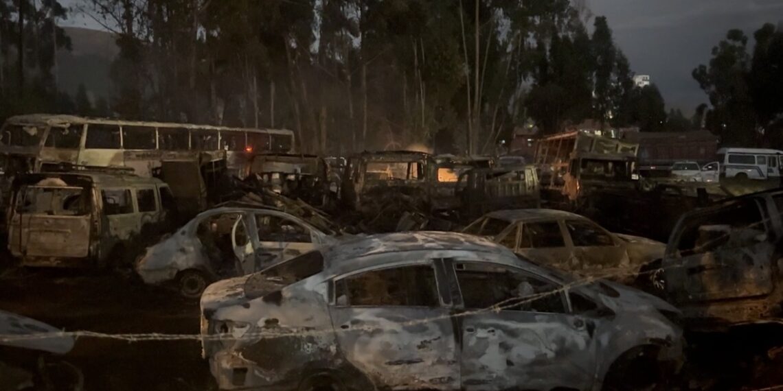 INCENDIO EN COMPLEJO POLICIAL DE INCHO AFECTA AL MENOS 35 VEHÍCULOS