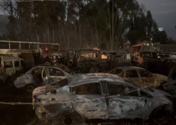 INCENDIO EN COMPLEJO POLICIAL DE INCHO AFECTA AL MENOS 35 VEHÍCULOS