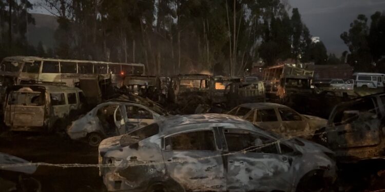 INCENDIO EN COMPLEJO POLICIAL DE INCHO AFECTA AL MENOS 35 VEHÍCULOS