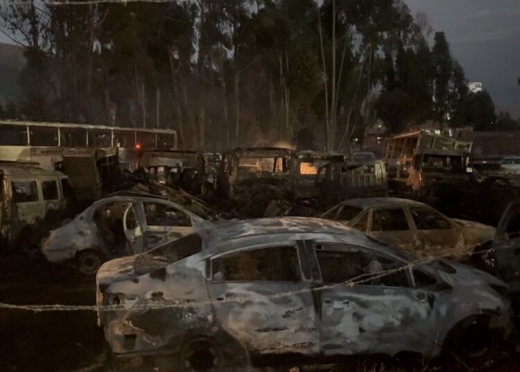 INCENDIO EN COMPLEJO POLICIAL DE INCHO AFECTA AL MENOS 35 VEHÍCULOS