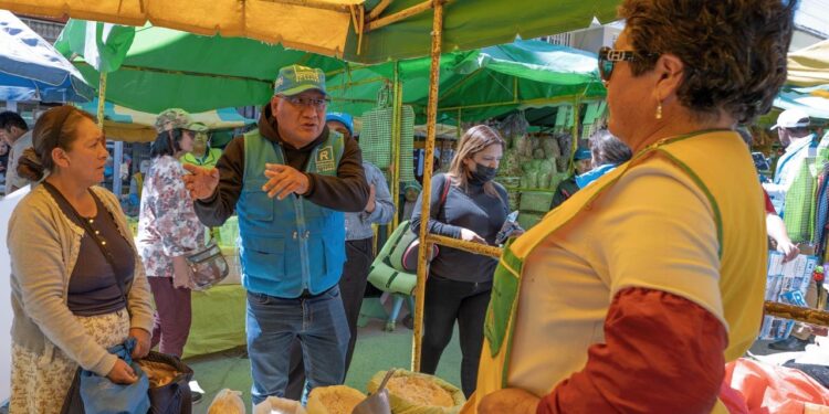 RAFAEL MEZA PLANTEA MEJORAR LIMPIEZA, SEGURIDAD Y CONDICIONES PARA COMERCIANTES DE LA FERIA GRAU