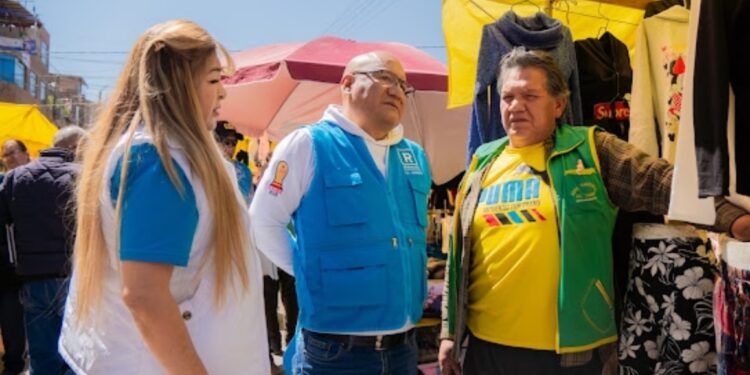RAFAEL MEZA VISITA FERIA DE JUAN PARRA DEL RIEGO Y PLANTEA MEJORAS PARA COMERCIANTES DE EL TAMBO