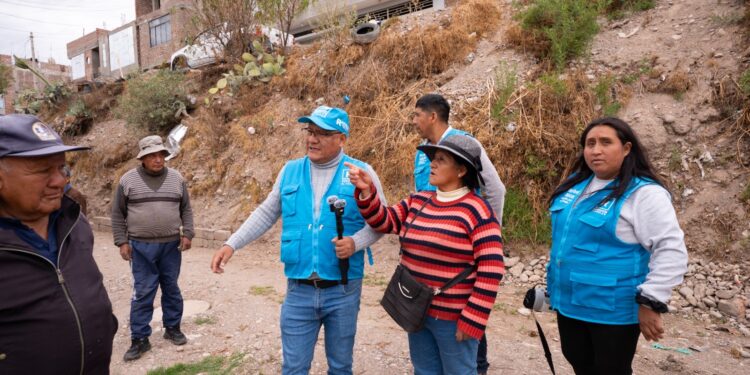 RAFAEL MEZA LLEGA A LA VICTORIA Y RECOGE DEMANDAS DE VECINOS DEL SECTOR B