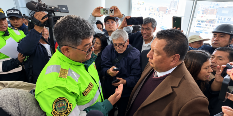 LLALLICO RETORNA A LA ALCALDÍA DE EL TAMBO EN MEDIO DE CONFRONTACIONES Y UNA ACCIDENTADA TRANSFERENCIA