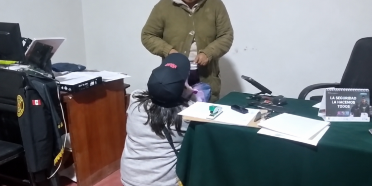 LADRONА PIDIÓ PERDÓN DE RODILLAS TRAS SER CAPTURADA CON POLLERA SANTIAGUERA DE CASI S/2 MIL