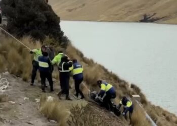 CONDUCTOR MUERE AHOGADO TRAS CAER CON SU CAMIONETA A LA LAGUNA HUASCACOCHA