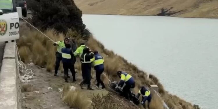 CONDUCTOR MUERE AHOGADO TRAS CAER CON SU CAMIONETA A LA LAGUNA HUASCACOCHA